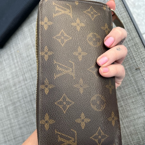 Luis Vuitton zippy wallet. - Picture 2 of 7